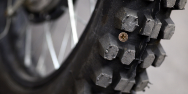 ¿Qué hacer si los neumáticos de tu moto están dañados?
